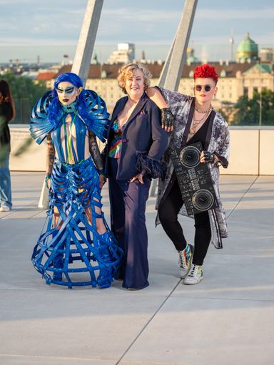  Ortrun Gauper gestaltet das musikalische Programm
des QUEER BALLS 2024 inklusiv und vielfältig: So dürfen sich die
Ballbesucher auf eine atemberaubende Dance-Performance von Keji
Aregbe, Pandora Nox, Philisha Conditioner und Dance Company freuen,
während Robbie Gonzalez und Johann Rosenhammer für einzigartige
musikalische Highlights des Abends sorgen werden. Coole Disco-Beats
steuern DJane CounTessa und Crystal O. bei.