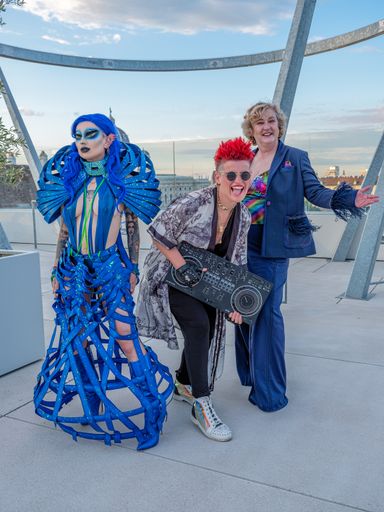 Vorschau Bild von BILD zu OTS - Ortrun Gauper gestaltet das
musikalische Programm des QUEER BALLS 2024 inklusiv und vielfältig:
So dürfen sich die Ballbesucher auf eine atemberaubende
Dance-Performance von Keji Aregbe, Pandora Nox, Philisha Conditioner
und Dance Company freuen, während Robbie Gonzalez und Johann
Rosenhammer für einzigartige musikalische Highlights des Abends
sorgen werden. Coole Disco-Beats steuern DJane CounTessa und Crystal
O. bei.