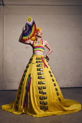  In diesem Kleid wird die Dragqueen zur
Regenbogenparade gehen.