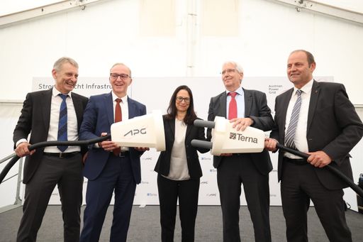 v.l.n.r.: Erich Enstrasser (Vorstandsdirektor TIWAG), Gerhard
Christiner (Technikvorstand APG), Maria Rosaria Guarniere (Director
of Technology and Transmission Asset Realization TERNA), Thomas
Karall (Finanzvorstand APG), Josef Geisler
(Landeshauptmann-Stellvertreter Tirol)