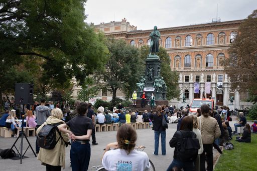 Akademie der bildenden Künste Wien / Schillerplatz:
Platz nehmen #1 "Schiller Killer Töte Goethe" (12.10.2023) Foto:
eSeL.at - Lorenz Seidler