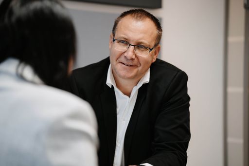 Gerfried Karner gilt als einer der versiertesten
Finanzdienstleister Österreichs: Er kann auf einen Erfahrungsschatz
von 30 Jahren zurückblicken, davon jahrelang im Management von
Banken in Österreich.