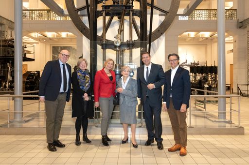 v.l.n.r.: Tobias Steger (Head of Corporate
Communications HOERBIGER), Martina Griesser-Stermscheg (Leitung
Forschungsinstitut TMW), Karin Skarek (Wirtschaftliche
Geschäftsführerin TMW), Christiana Hörbiger (Vizepräsidentin des
HOERBIGER Stiftungsrates), Peter Aufreiter (Generaldirektor TMW),
Andreas Hünerwadel (Präsident des HOERBIGER Stiftungsrates)