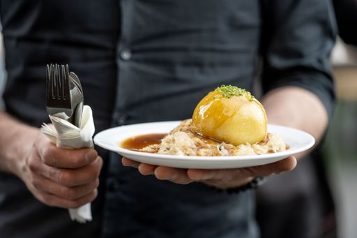 Einige der besten Wirte und Gastgeber des
Waldviertels sorgen für urige Spezialitäten ebenso wie für feinste
Gerichte wie zB Original Waldviertler Erdäpfelknödel.