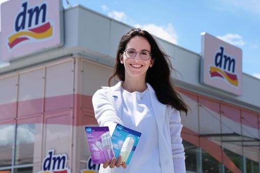 Stefanie Hagleitner mit hagi-Produkten aus dem
dm-Regal