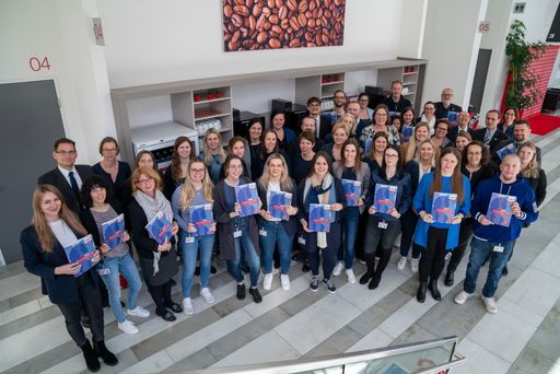 TÜV AUSTRIA Akademie Kursprogramm 2025: Christian
Bayer, Geschäftsführer der TÜV AUSTRIA Akademie und Sprecher der
Plattform Erwachsenenbildung, sagt: „Teilnehmer/innen, die eine
Ausbildung mit einem TÜV AUSTRIA-Zertifikat abschließen, können
sicher sein: Sie haben ihre Kompetenz mit Herz, Hirn und Hand
erworben."