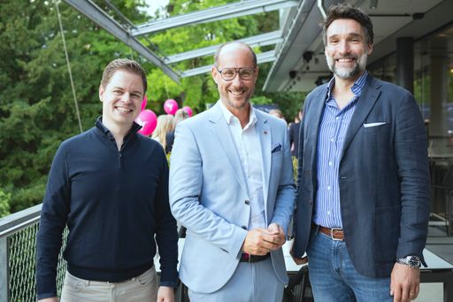 Online Birds setzt Österreich Fokus: Innsbruck darf
sich über neues Expertenwissen im Bereich des Hotel-Online
Marketings freuen. (v.l.) André Meier (Gründer und Geschäftsführer
von Online Birds), Mario Gerber (Landesrat für Wirtschaft, Tourismus
und Digitalisierung), Philipp Ingenillem (CSO & Gesellschafter von
Online Birds).