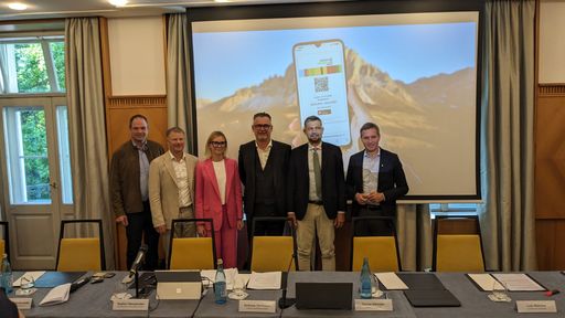  v.l.n.r. • v.l.n.r. Ambros Hofer (Präsident LTS),
Markus Schröcksnadel (Feratel), Sophia Oberjakober
(Geschäftsführerin Mobilitätskonsortium), Andreas Dorfmann
(Präsident Mobilitätskonsortium), LR Daniel Alfreider, LR Luis
Walcher