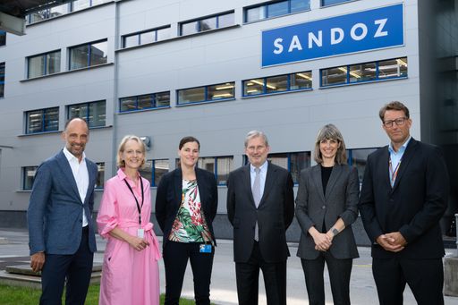 EU Kommissar Johannes Hahn bei Besichtigung der neuen
Wirkstoffproduktionsanlage