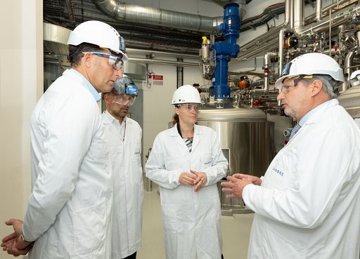 Vorschau Bild von EU Kommissar Johannes Hahn bei Besichtigung der neuen
Wirkstoffproduktionsanlage