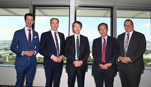 vlnr: - Florian Frauscher, Sektionschef
Bundesministerium für Arbeit und Wirtschaft - Leonhard Schneemann,
Wirtschaftslandesrat Burgenland - Masaya Saito, CFO von Rohto
Pharmaceutical - Ryuta Mizuuchi, Japanischer Botschafter in
Österreich - Bernhard Wittmann, Geschäftsführer Sigmapharm