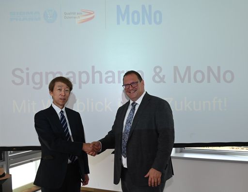 Vorschau Bild von vlnr: Masaya Saito, CFO von Rohto Pharmaceutical,
Bernhard Wittmann, Geschäftsführer Sigmapharm