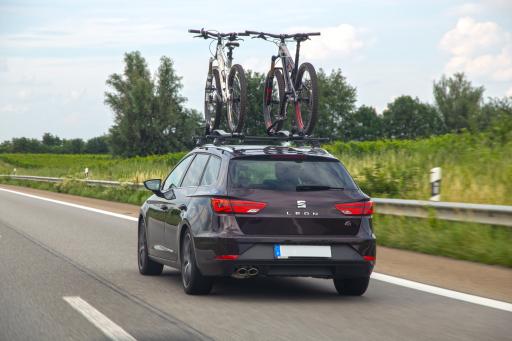 Fahrräder werden am besten mit Radträgern auf dem
Dach oder am Heck transportiert.