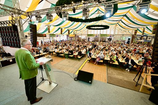 Vorschau Bild von Das volle Festzelt bei der Festrede von
Bauernbundobmann LH-Stv. Stephan Pernkopf.