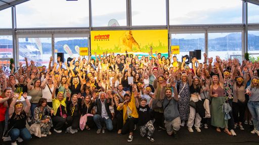 Das Antenne Kärnten Team feierte mit Hörer:innen,
Kund:innen und Partner:innen die Radioparty des Jahres im
Kelag-Schaukraftwerk am Wörthersee