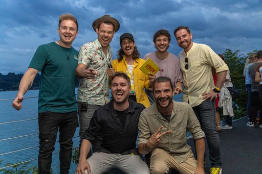 Vorschau Bild von Das Line-up mit Heimvorteil heizte den Gästen
ordentlich ein: RIAN, MATAKUSTIX und DJ DROPCHAINERS mit Antenne
Kärntens Morgenshow-Moderator Ben Maruschek und Programmchef Timm
Bodner