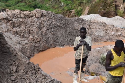 Ein Jugendlicher arbeitet in einer Mine in der Nähe
von Goma, DR Kongo.