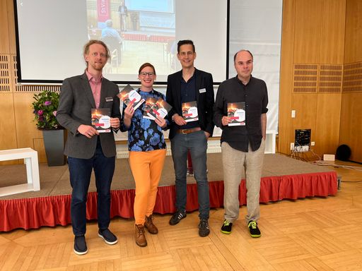  Das Organisationsteam der KI-Tagung. Von links nach
rechts: Gunter Graf (St. Virgil), Katrin Reiter (ARGE Salzburger
Erwachsenenbildung), Jakob Reichenberger (St. Virgil) und David
Röthler (Werdedigital.at)