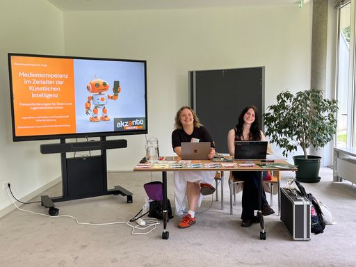 Vorschau Bild von Workshop „Medienkompetenz im Zeitalter der
Künstlichen Intelligenz“ mit Leonie Koch und Hannah Zischg.