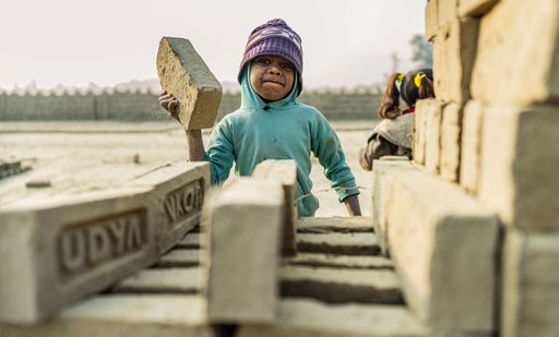 ZIEGELEI im Dorf PRATAPUR / CHANDRAPUR.
Kinderarbeiter in der Ziegelei Paltua Brick Factory im Dorf Pratapur
in Nepal. An diesem Ort leben und arbeiten Familien bis zu 6 Monate
im Jahr. Die Kinder gehen in dieser Zeit nicht zur Schule. Ab Mai,
wenn die Regenzeit einsetzt, ziehen die Familien wieder in ihre
Dörfer. Die jüngsten Kinderarbeiter sind 6 Jahre alt. Foto : Jakob
Studnar / Kindernothilfe..