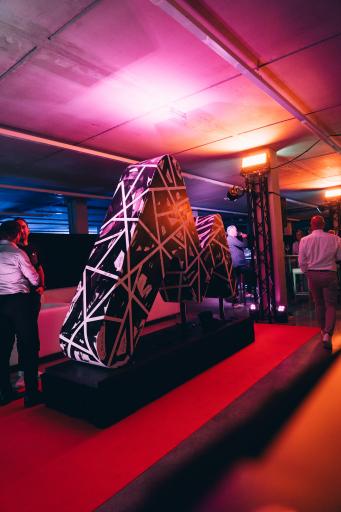 Vorschau Bild von Bild eines großen M auf dem Opening Event von
Martini Sportswear