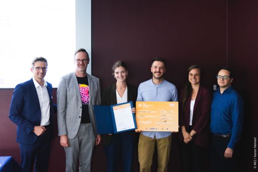 V.l.n.r.: Michael Kraxner (MCI), Michael Mairhofer
(IV Tirol), Hannah Erdmann, Stephan Behrendt, Lisa Spöck
(Startup.Tirol) und Johannes Waldner (MCI) © MCI / Aaron Heimerl