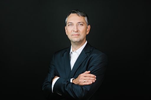 Vorschau Bild von Univ.-Prof. Dr.-Ing. Sebastian Schlund,
Geschäftsführer von Fraunhofer Austria und Professor an der TU Wien.
