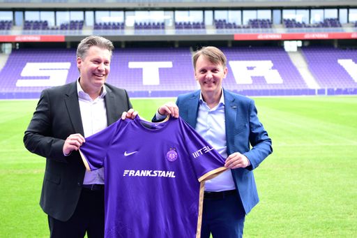  CEO MTEL Austria (rechts) und Finanzvorstand FK
Austria Wien AG (links) halten Trikot mit MTEL als neuen
Ärmelsponsor für die nächsten zwei Saisonen