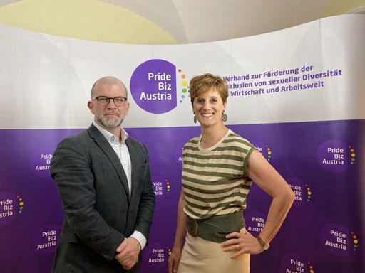 v.l.n.r.: Lukas Burian, Präsident von Pride Biz
Austria, und Astrid G. Weinwurm-Wilhelm, Vize-Präsidentin von Pride
Biz Austria