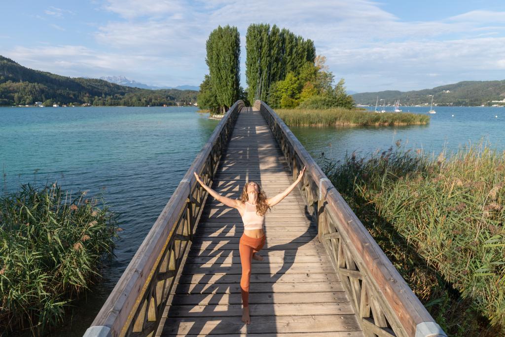 Hundreds of yogis are drawn to the Wörthersee