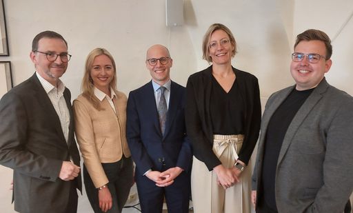 (v.l.n.r.) - Bei der Diskussion über
Unternehmensjurist:innen und den erfolgreichen Berufseinstieg:
VUJ-Vorstand Bernhard Breunlich (lawyers & more) mit Stefanie
Thuiner, Juridicum-Vizedekan Christian Koller, Michaela Schneider
und FV Jus-Vorsitzender Elias Schmidt