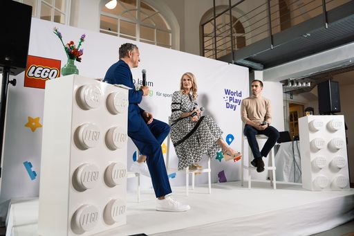 Die LEGO GmbH gibt zum ersten Internationalen Tag des Spielens
der Vereinten Nationen (UN) eine neue Kooperation mit der Philipp
Lahm Stiftung bekannt. / Weiterer Text über ots und
www.presseportal.de/nr/65052 / Die Verwendung dieses Bildes für
redaktionelle Zwecke ist unter Beachtung aller mitgeteilten
Nutzungsbedingungen zulässig und dann auch honorarfrei.
Veröffentlichung ausschließlich mit Bildrechte-Hinweis.