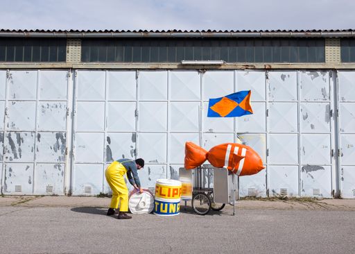  Utensilien für die Fischprozession durch die Wiener
Innenstadt. Grafik und Props: Theresa Hattinger mit Tracing Spaces
(Michael Hieslmair und Michael Zinganel)