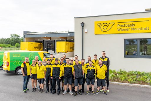 Vorschau Bild von Ein Teil der Zusteller*innen aus Wiener Neustadt.
Mit insgesamt rund 100 Mitarbeiter*innen zählt die neue Postbasis zu
den größten in ganz Österreich.