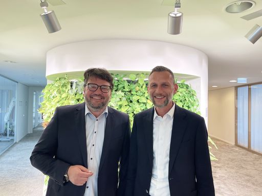 Vorschau Bild von Christoph Hinte, HINTE Expo & Conference (links) und Thomas Mur,
Geschäftsführer der Messe Bozen freuen sich über die gemeinsame
Zusammenarbeit zur Klimahouse Deutschland. / Weiterer Text über ots
und www.presseportal.de/nr/153514 / Die Verwendung dieses Bildes für
redaktionelle Zwecke ist unter Beachtung aller mitgeteilten
Nutzungsbedingungen zulässig und dann auch honorarfrei.
Veröffentlichung ausschließlich mit Bildrechte-Hinweis.