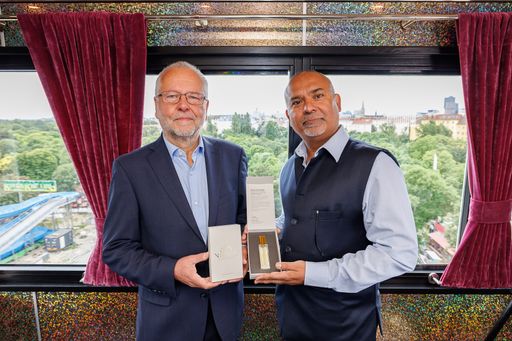 Helmut Bogner, Obmann des Landesgremium Parfümerie- und
Drogerie-Einzelhandel (links) und Yogesh Kumar, Maßparfümeur