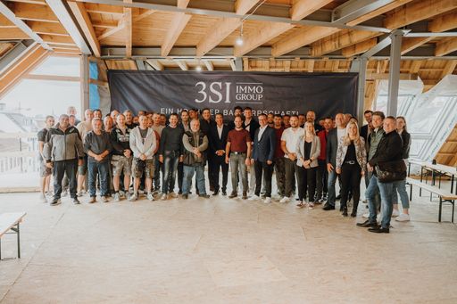 Nach etwas mehr als einem Jahr Bautätigkeit feiert der Bauträger
3SI Immogroup im 5. Wiener Gemeindebezirk die Dachgleiche des
stilvoll revitalisierten Altbaus VIVIENNE.