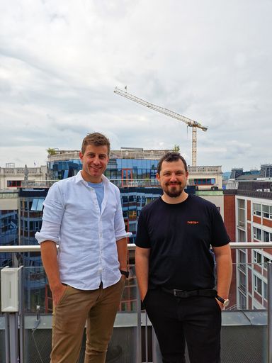  Der Geschäftsführer der Hengl Energy GmbH, Hubert Wimmer
gemeinsam mit dem CCO von nista, Benjamin Mörzinger auf der Terrasse
im Büro bei nista.