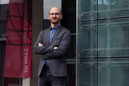 Vorschau Bild von Thomas Rath forscht an der Technischen Universität
Graz, wie organische Solarzellen künftig noch effizienter und
ressourcenschonender hergestellt werden können. Für seinen
innovativen Ansatz erhält der Chemiker 2024 einen Zero Emissions
Award in Höhe von 460.000 Euro.