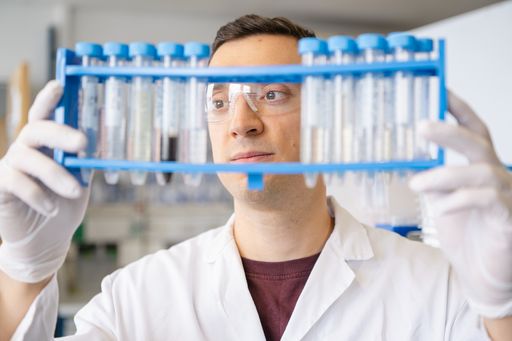 Felix Panis erforscht an der Universität Wien, wie
der Klimawandel die Aktivität von Enzymen in den größten Mooren der
Erde beeinflusst. Für sein Forschungsprojekt erhält der Chemiker
2024 einen Zero Emissions Award in Höhe von 348.000 Euro.