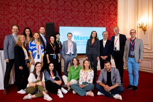 Vorschau Bild von Das Team hinter Marc: Von rechts nach links
stehend: Florian Bauer (ERSTE Stiftung), Margit Mayr (Erste Social
Finance), Zsuzsanna Pál (IFUA Nonprofit Partner), Adina Cretu
(AmpliFY NGO), Johann Heep (Erste Group), Sonia Oprean (Synerb),
Orsolya Csizmadia (Erste Magyarország), Gábor Lajos Nagy (SIMPACT),
Ana Cretu (ERSTE Stiftung), Boris Marte (ERSTE Stiftung), Peter
Surek (Erste Group/Erste Social Finance), Zoltan-Cristian Bereczki
(Synerb).