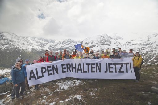 Ein einzigartiger Schulterschluss der Alpenvereine
aus Österreich, Deutschland und Südtirol gemeinsam mit zahlreichen
weiteren Naturschutzorganisationen und Bürgerbewegungen fordert
dringend mehr Respekt für den alpinen Raum.
