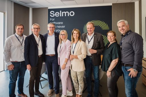 Vorschau Bild von von Links: Daniel Lukmann, Josef Herk (WKO), Markus
Gruber (CEO Selmo Technology), Iris Gruber (Ehefrau), Karin Herz
(Vizebürgermeisterin), Erwin Dirnberger (Bürgermeister), Stefan
Wimmer + Partnerin (Inhaber Gewerbepark)