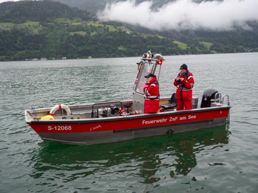 Vorschau Bild von Ing. Ingo Dürlinger, Bernhard Leitner und Carina
Hollaus von der Feuerwehr Zell am See beim Übungseinsatz am Zeller
See.