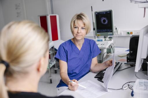 OÄ Dr.in Michaela Lechner, Chirurgin im Göttlicher
Heiland Krankenhaus, im Gespräch mit einer Patientin zu
Stuhlinkontinenz.