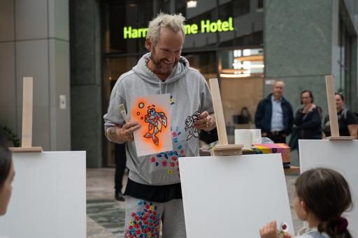  Künstler Franz Josef Baur gestaltete mit
SOS-Kinderdorf Kindern ein Kunstwerk, das bis zum Jahresende in der
Hotel-Lobby von harry's home in Wien ausgestellt sowie als Abdruck
in den Familien- und Kinderspielbereichen aller Hotels zu sehen sein
wird