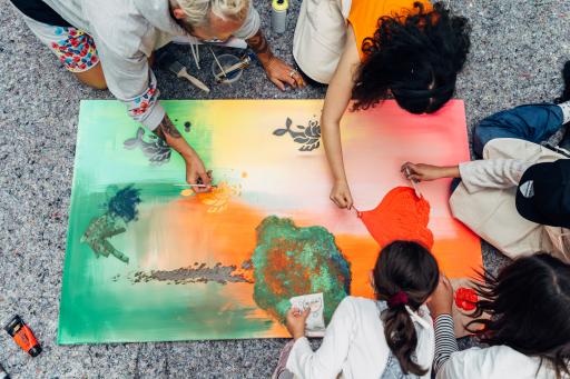 Vorschau Bild von Künstler Franz Josef Baur gestaltete mit
SOS-Kinderdorf Kindern ein Kunstwerk, das bis zum Jahresende in der
Hotel-Lobby von harry's home in Wien ausgestellt sowie als Abdruck
in den Familien- und Kinderspielbereichen aller Hotels zu sehen sein
wird