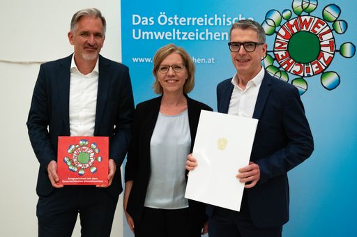  Die Erfolgsgeschichte geht weiter:
NATURKRAFT-Geschäftsführer Robert Luttenberger (l.),
Bundesministerin Leonore Gewessler und NATURKRAFT-Geschäftsführer
Leopold Wanzenböck (r.) bei der Verleihung des Österreichischen
Umweltzeichens.