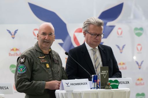 Vorschau Bild von Landeshauptmann Christopher Drexler und Airchief Generalmajor
Gerfried Promberger bei der Programmpräsentation der AIRPOWER24.