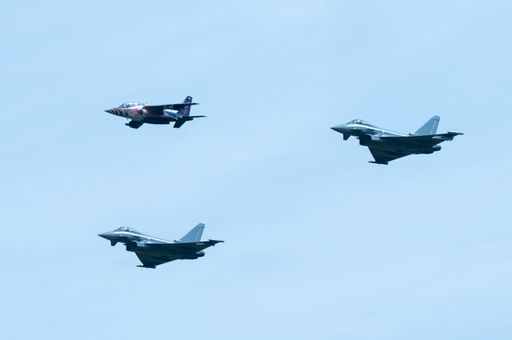 Vorschau Bild von Zwei Eurofighter des Bundesheeres sowie ein Alpha-Jet der Flying
Bulls bei einer Flufgvorführung anlässlich der Programmpräsentation
zur AIRPOWER24.